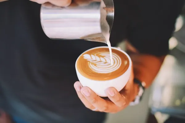 Tiết kiệm thời gian khi pha cappuccino bằng máy