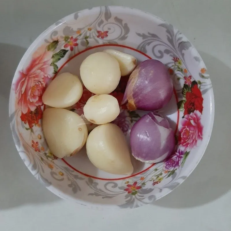 Tỏi đen đã bóc vỏ, chuẩn bị chế biến để kết hợp vào công thức cà phê tỏi đen