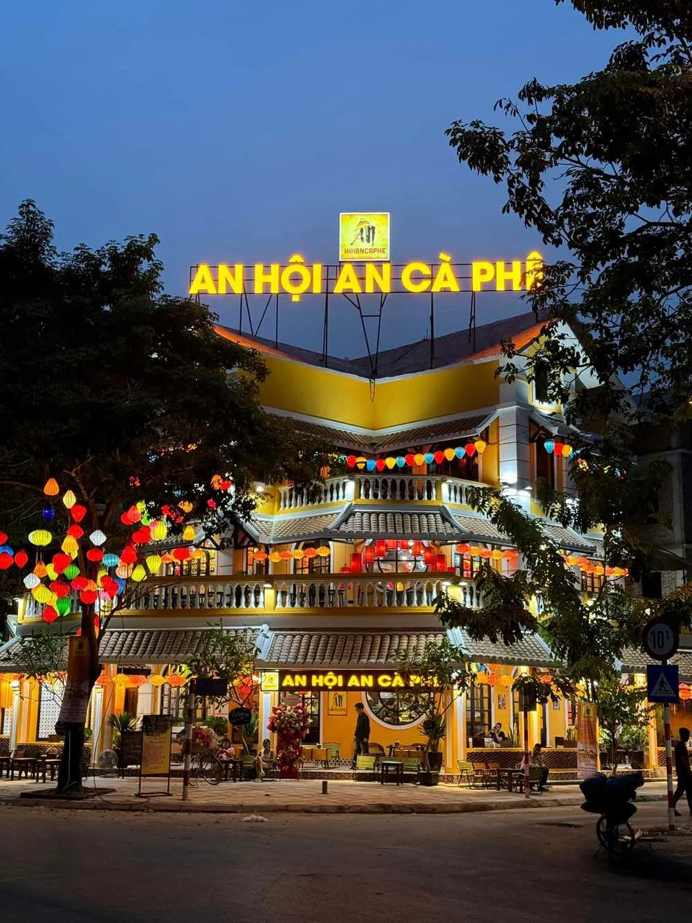 Tổng quan mặt tiền An Hội An Cafe với kiến trúc cổ kính và hệ thống đèn lồng đặc trưng