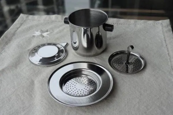 Tráng phin bằng nước nóng, bước quan trọng để tối ưu hóa nhiệt độ khi pha cà phê phin