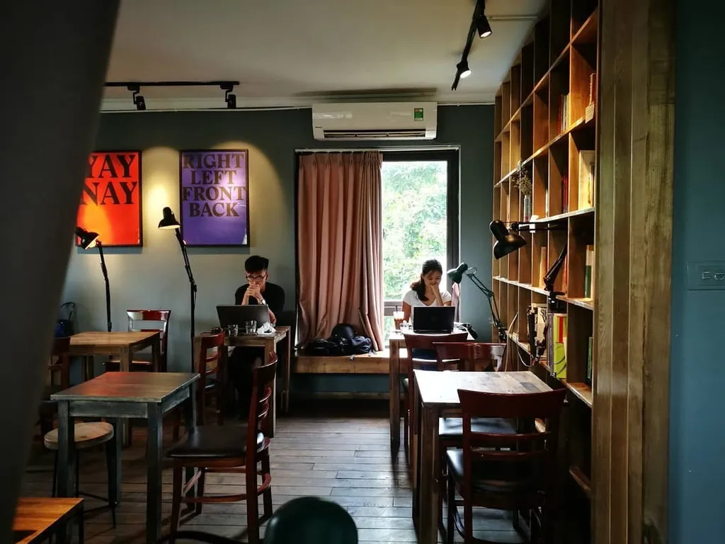 Tranquil Books & Coffee với cửa sổ hình vòm đón trọn ánh sáng tự nhiên, hỗ trợ năng lượng làm việc tích cực