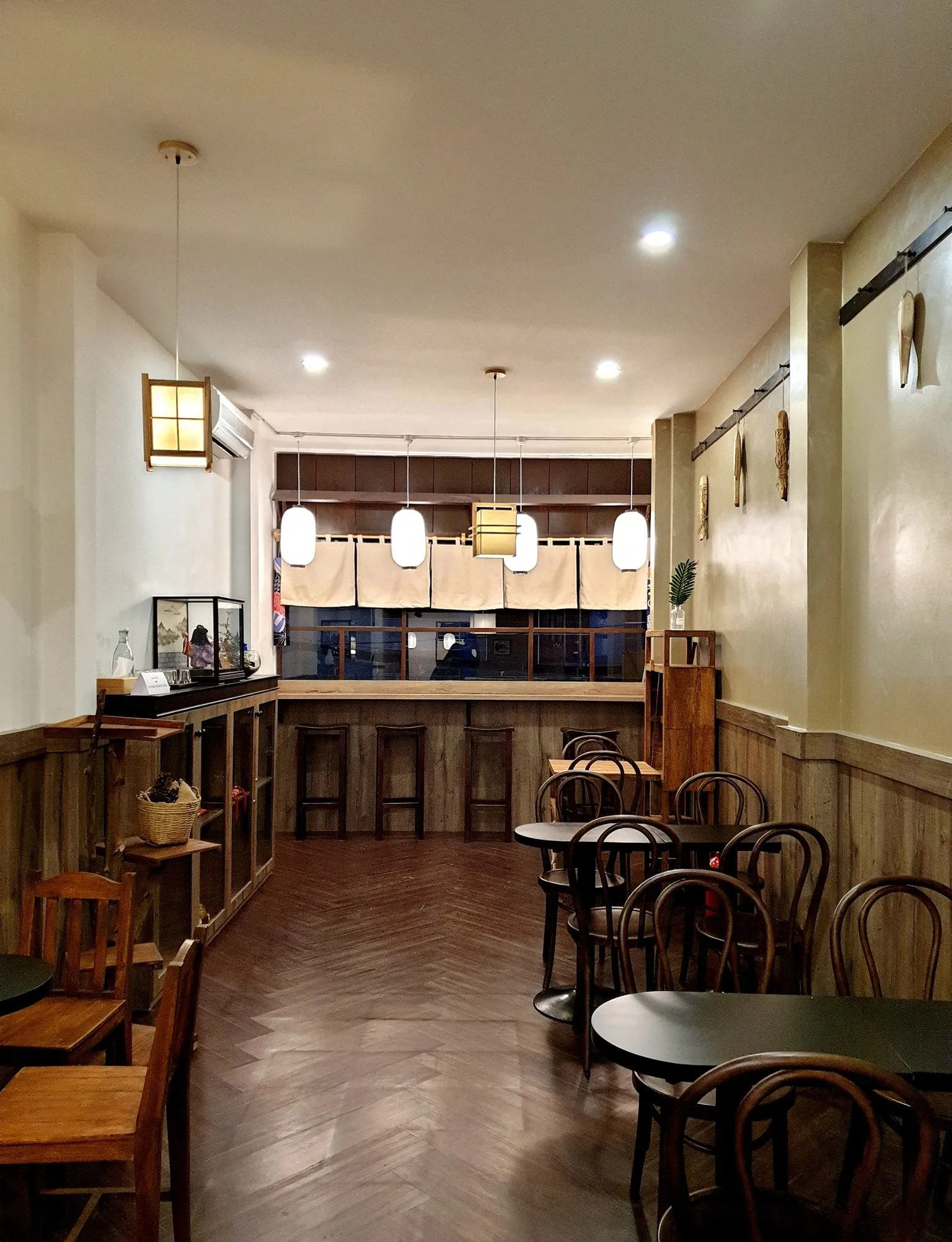 Tủ sách chứa đầy truyện tranh Manga và đồ trang trí truyền thống Nhật Bản tại Kazu Kaffe