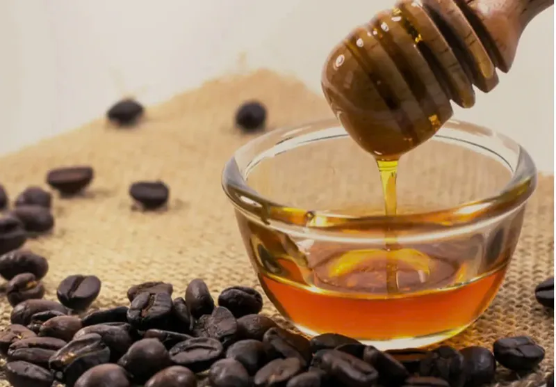 Ủ tóc bằng bã cà phê và mật ong