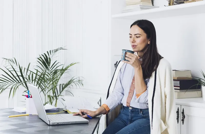 Uống cà phê hàng ngày giúp tăng sự tỉnh táo và tập trung khi làm việc