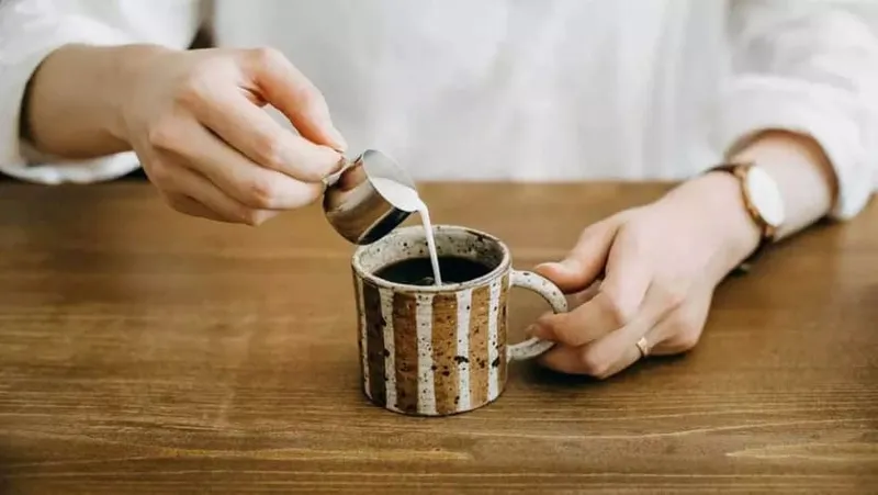 Uống cà phê sữa điều độ vào buổi sáng hoặc giữa trưa sẽ giúp bạn tỉnh táo và tràn đầy năng lượng