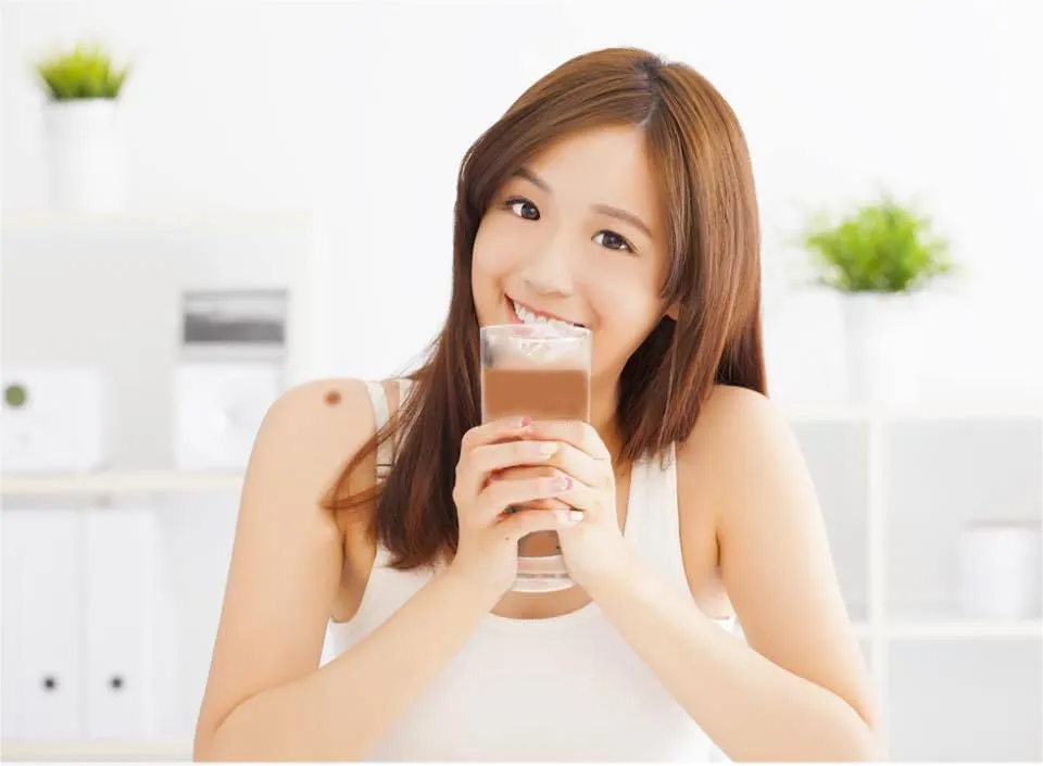 Uống cà phê sữa với lượng vừa phải và đúng cách giúp da mịn màng và giảm bọng mắt
