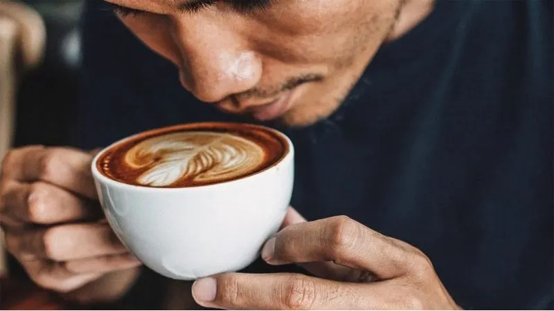 Uống cà phê thường xuyên có thể gây nghiện caffeine, một trong những tác hại của cà phê