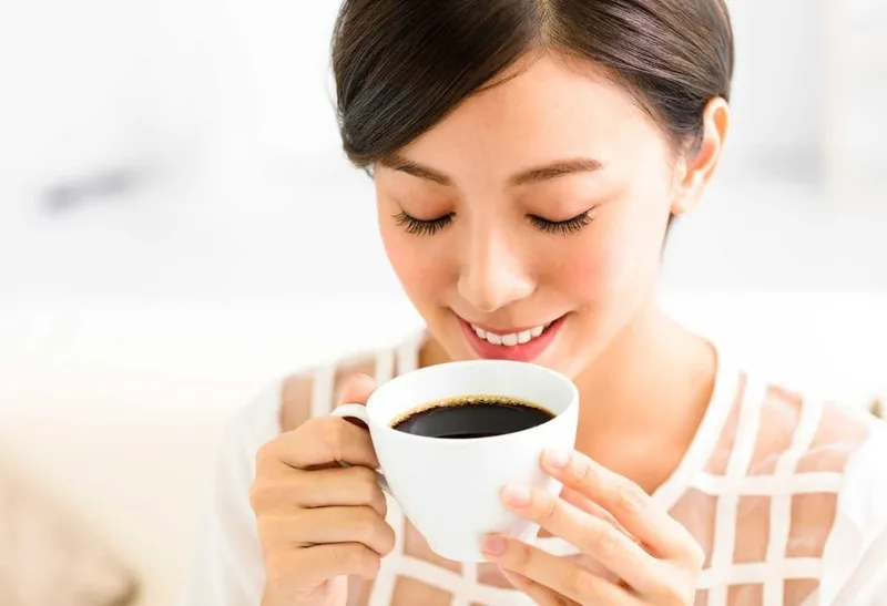 Uống cà phê với lượng vừa đủ giúp giải tỏa căng thẳng và cải thiện tâm trạng, mang lại cảm giác thư thái