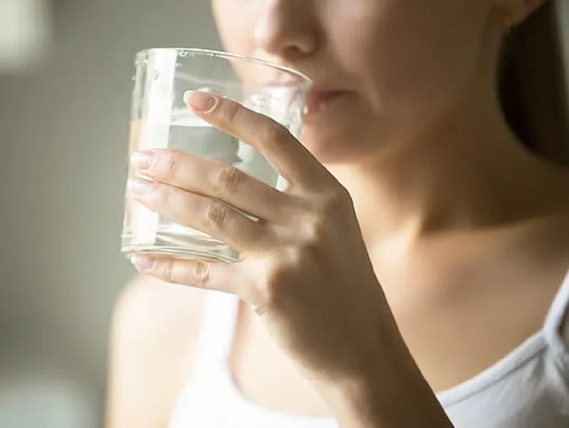Uống nhiều nước sau khi vô tình uống cà phê sữa hoặc các loại nước cần tránh giúp thải độc tố ra khỏi cơ thể và thúc đẩy môi bong tróc nhanh hơn.