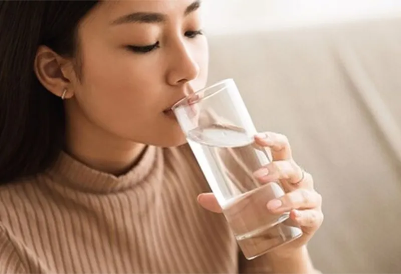 Uống nước lọc và ăn nhẹ giúp cơ thể nhanh chóng phục hồi và thoát khỏi cơn say cà phê khi bị quá liều caffeine