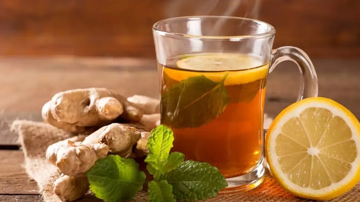 Uống trà gừng ấm là cách chống say cà phê truyền thống giúp cơ thể ra mồ hôi và cảm thấy thoải mái hơn