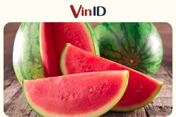Dưa hấu được bảo quản lạnh, tượng trưng cho việc bảo vệ cây trồng khỏi các yếu tố gây hại sau khi can thiệp kỹ thuật