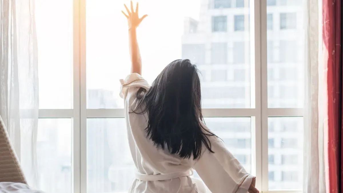 Góc nhìn tổng thể quán cà phê võng vào buổi sáng sớm, ánh nắng và không khí trong lành