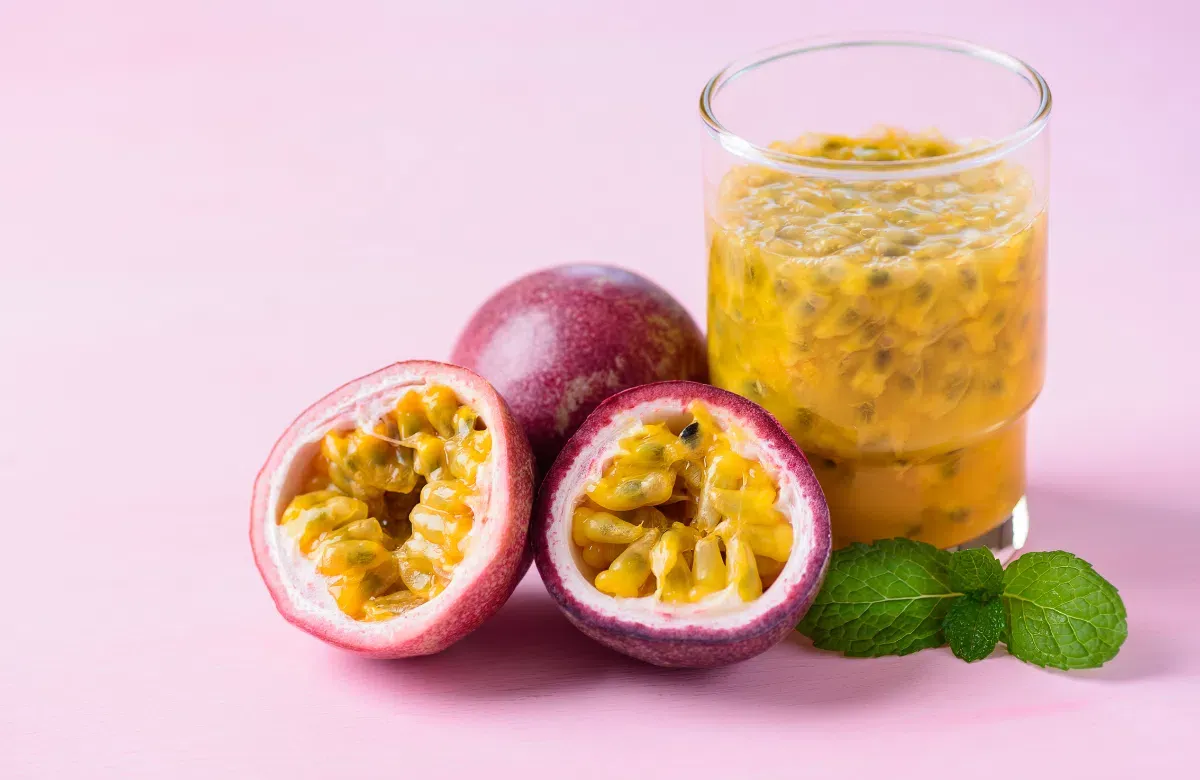 Hình ảnh một người đang thưởng thức cà phê gói nóng vào buổi sáng, thể hiện lợi ích về năng lượng và tinh thần