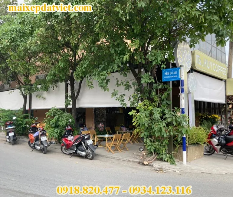 Rèm cuốn lưới che nắng mưa bên hông quán cà phê
