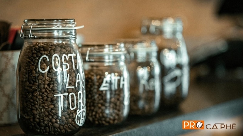 Ưu tiên hũ thủy tinh hoặc gốm sứ có nắp ron cao su để cách ly cà phê hoàn toàn với không khí.