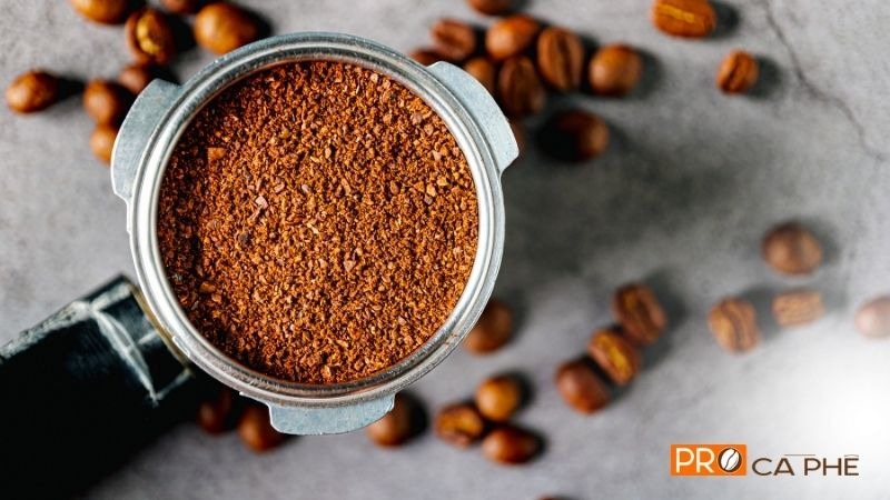 Cà phê robusta rang xay nguyên chất là loại cà phê được rang mộc hoàn toàn không lẫn tạp chất, không tẩm ướt