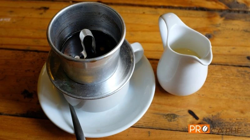 Khởi đầu ngày mới với tách Robusta pha phin đậm vị truyền thống